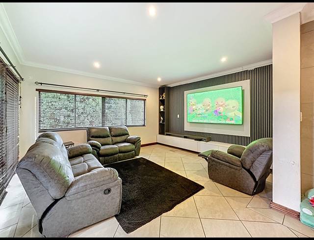 4 BEDROOM HOUSE TO LET IN LEEUWENHOF ESTATE